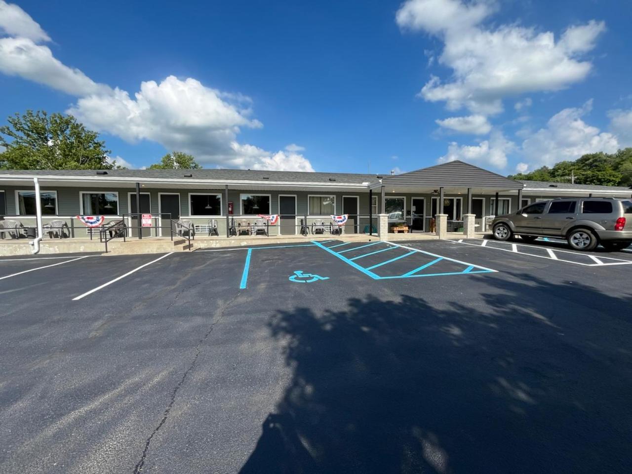 פרנץ' ליק Valley Inn And Suites מראה חיצוני תמונה