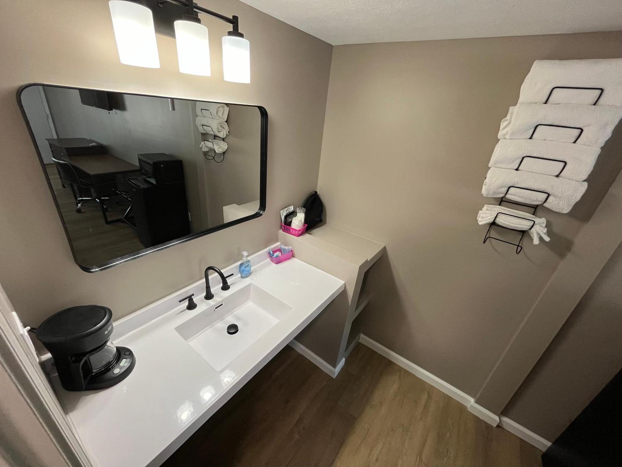 פרנץ' ליק Valley Inn And Suites מראה חיצוני תמונה